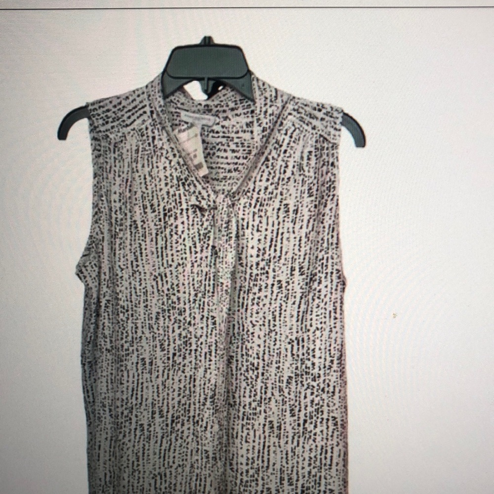 Carolina Belle Gray and White Buttoned Sleeveless Blouse
